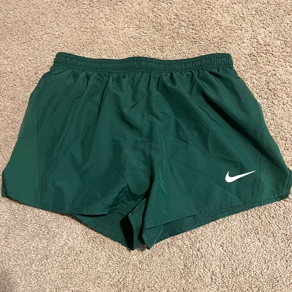 Nike green shorts - Picture 1 of 3